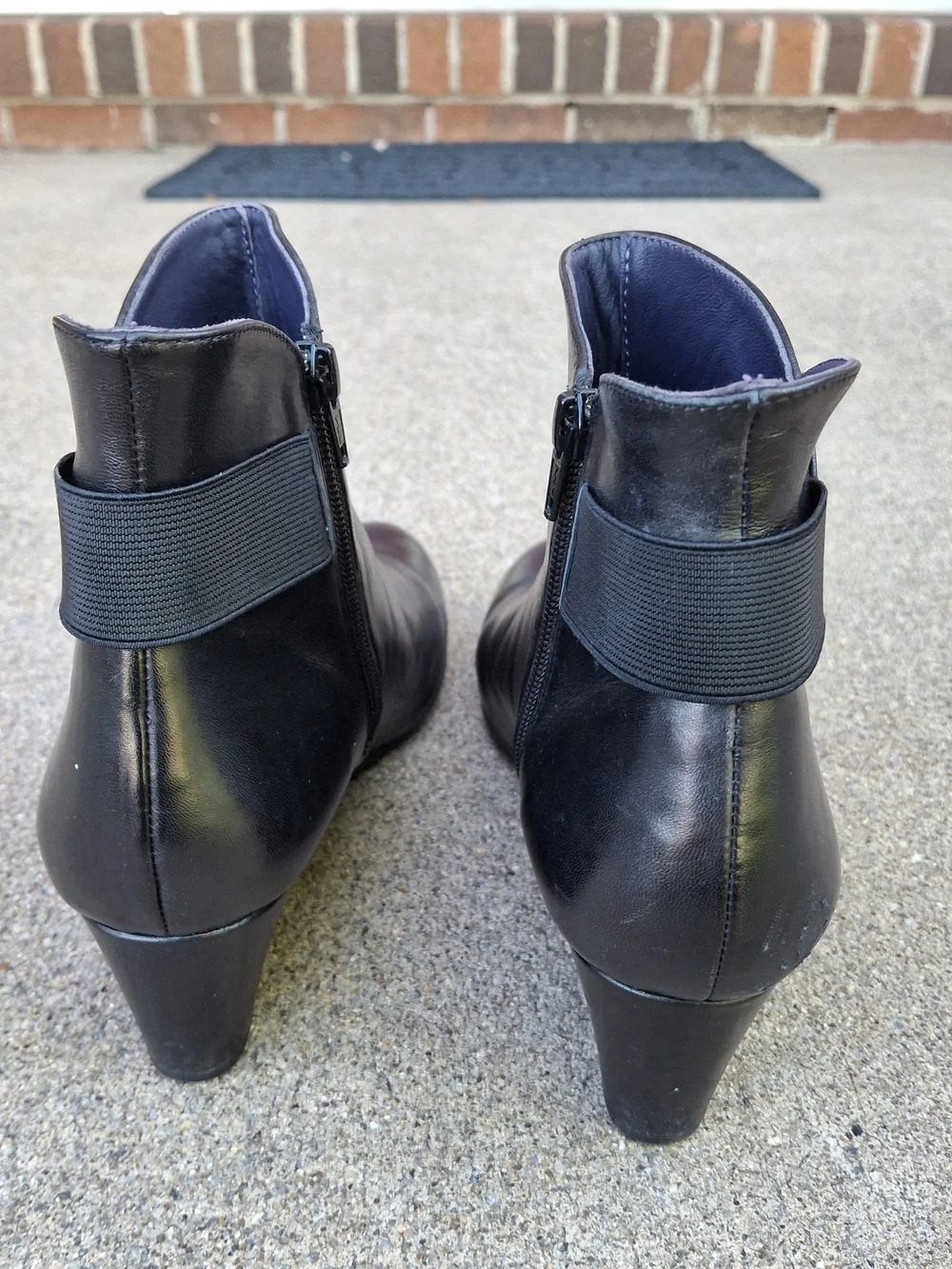 Van Eli Women's Black Leather Ankle Boots - Classic Zip Side Style, Size 9